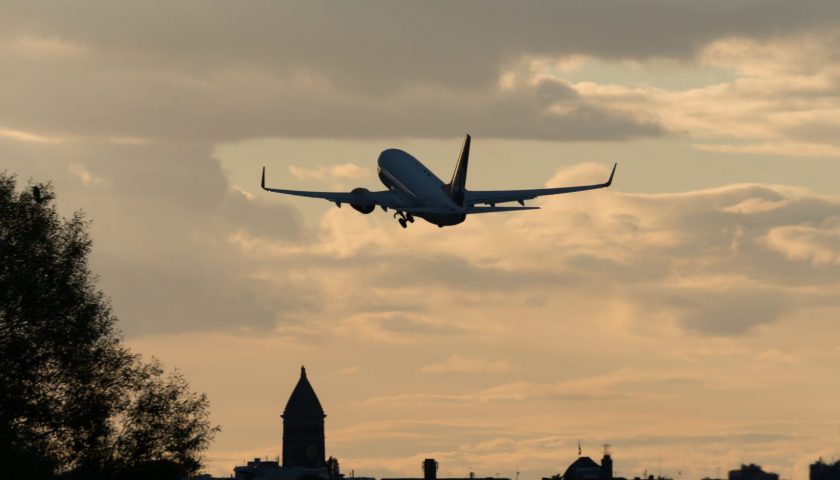 Ett flygplan över Norrköpings rådhus.